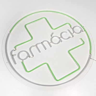 Sinal circular de farmácia com cruz verde e texto 'farmácia' translúcido