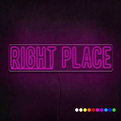 Letreiro de néon 'RIGHT PLACE' cor roxa em parede escura