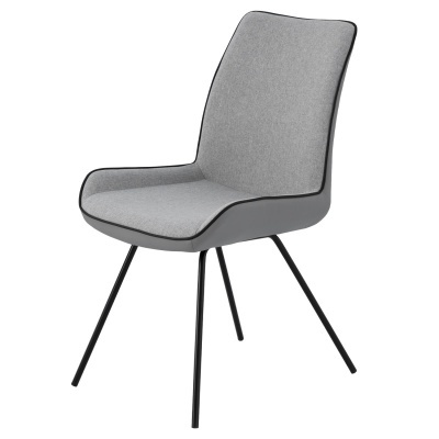 Cadeira cinzenta clara com estrutura metálica preta