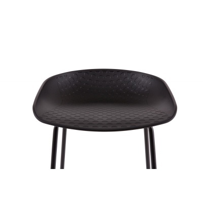 Cadeira preta com padrão texturizado e pernas metálicas