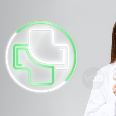 Mulher de bata branca segurando cartelas de comprimidos laranja e brancos em fundo cinzento com ícones médicos.