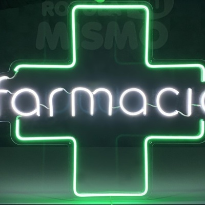 Letreiro em néon verde e branco com a palavra 'farmacia'