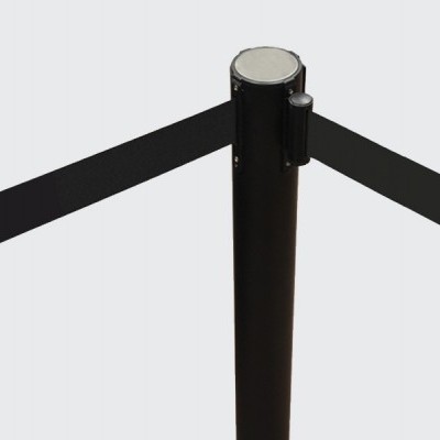 Poste preto com topo prateado e fitas pretas sobre fundo branco