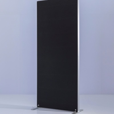 Painel vertical preto com estrutura metálica cinza em fundo cinzento