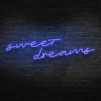 Letreiro em néon azul com o texto 'sweet dreams' numa parede de tijolos escura