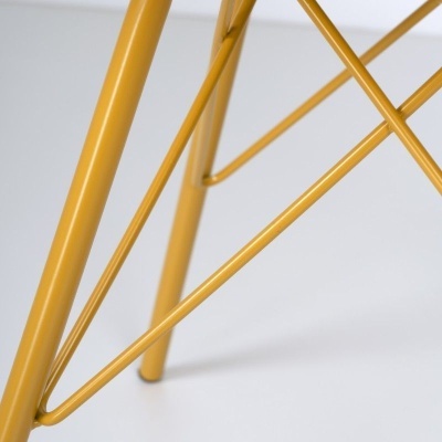 Estrutura metálica amarela com tubos cilíndricos interligados