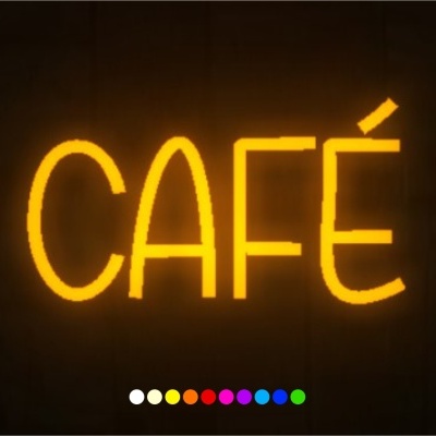 Letreiro néon amarelo com a palavra CAFÉ em fundo escuro