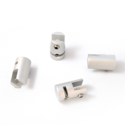 Peças metálicas pequenas prateadas com parafusos sobre fundo branco.