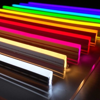 Barras de LED coloridas dispostas em linha sobre superfície escura