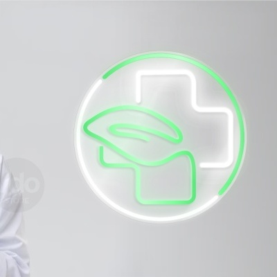 Mulher de bata branca com cápsulas, logo médico com folha verde e branco, etiqueta azul MODELO 2