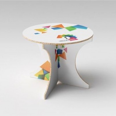 Mesa pequena redonda branca com decoração geométrica colorida e texto JACKY