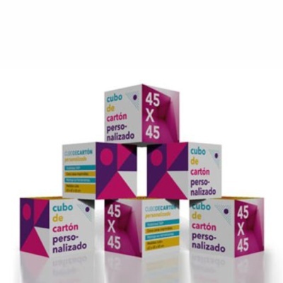 Cubos de cartão personalizados com texto colorido e padrão geométrico roxo e rosa