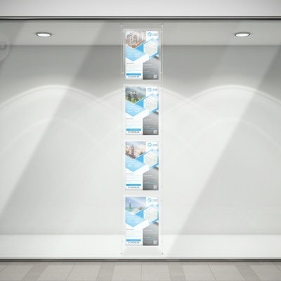 Montra com quatro embalagens brancas e azuis empilhadas verticalmente