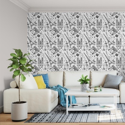 Sala de estar com sofá branco, almofadas coloridas, planta, mesa de centro branca, tapete geométrico e papel de parede com padrão de Paris