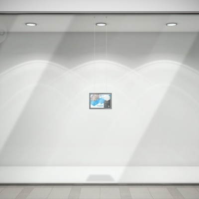 Montra de loja vazia com fundo branco e quadro digital pendurado