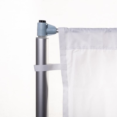 Suporte de tecido branco preso a estrutura metálica cinza com conector plástico azul