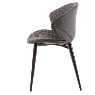 Cadeira cinza acolchoada com pernas metálicas pretas vista de lado