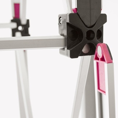 Estrutura metálica com ligações de plástico preto e detalhes rosa