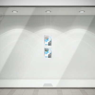 Montra com duas embalagens penduradas em fundo branco iluminado