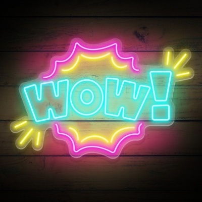 Letreiro néon azul e rosa com a palavra WOW! numa parede de madeira escura