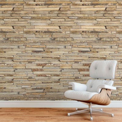 Cadeira branca e madeira clara junto a parede de pedra bege