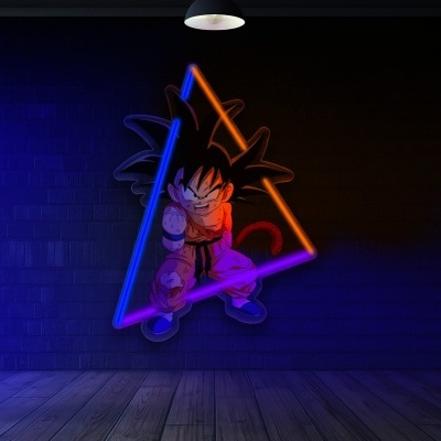 Ilustração de neon do personagem Goku dentro de triângulo colorido em parede de tijolos escura
