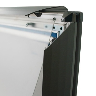 Quadro de apresentação com moldura preta e vidro transparente