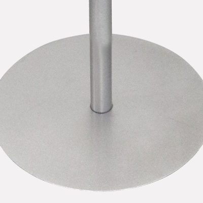 Base metálica redonda prateada com haste cilíndrica