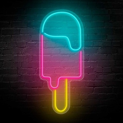 Sinal de néon colorido em forma de gelado sobre parede de tijolos