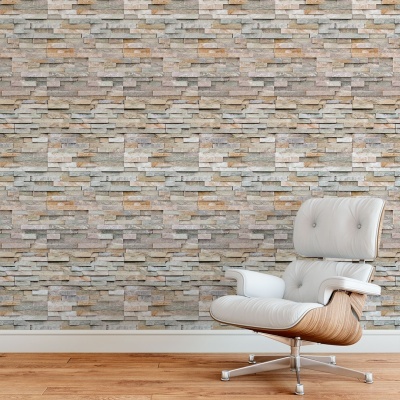 Parede com painéis de pedra em tons cinza e bege e cadeira branca de escritório