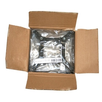 Estrutura quadrada preta em plástico dentro de caixa de cartão