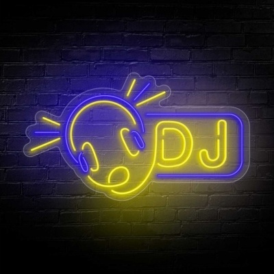Letreiro de néon com desenho de cabeça com auscultadores e a palavra DJ