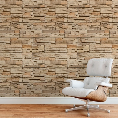 Cadeira branca em pele com estrutura de madeira e parede texturizada em pedra