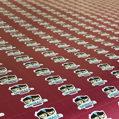 Etiquetas adesivas com desenho de menina e texto EMBALAGEM GRIMACE