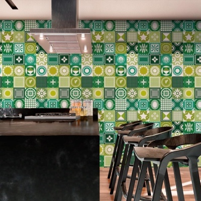 Cozinha moderna com azulejos verdes e amarelos e cadeiras pretas de madeira.