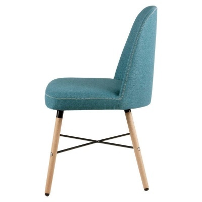 Cadeira azul com pernas de madeira clara e suportes metálicos pretos