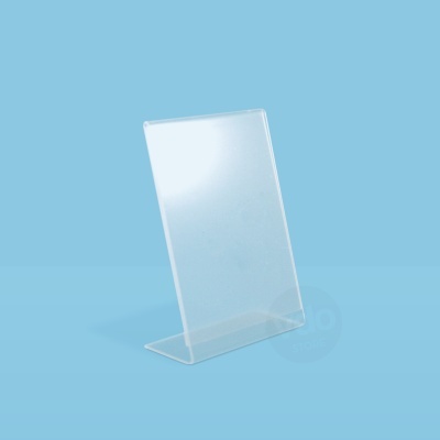 Expositor acrílico transparente em L, sobre fundo azul claro