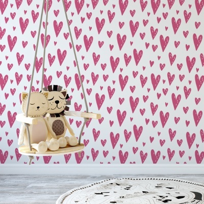 Baloiço infantil em madeira com almofadas de animais e parede com padrão de corações cor-de-rosa