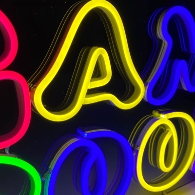Letreiro neon colorido com texto GAME ROOM