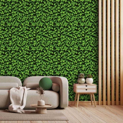 Sala moderna com parede verde de folhas, sofá cinza claro, mesa baixa de madeira e mesinha com vasos