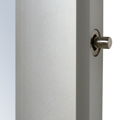 Detalhe de porta metálica cinzenta com trinco cilíndrico prateado