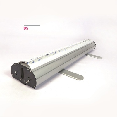 Produto metálico triangular com abas de suporte e número 85 no fundo branco