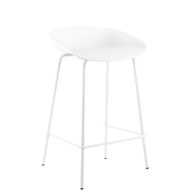 Cadeira alta branca com assento curvo e estrutura metálica fina