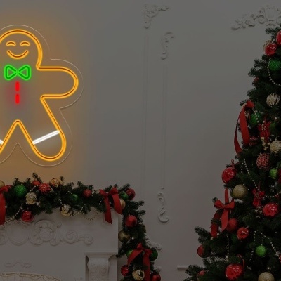 Árvore de Natal decorada e guirlanda na lareira com boneco de gengibre luminoso.