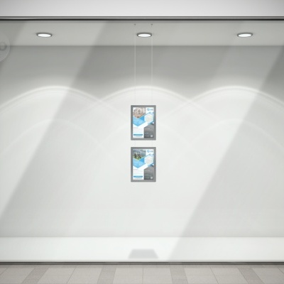 Vitrine de loja minimalista com molduras penduradas e iluminação no teto