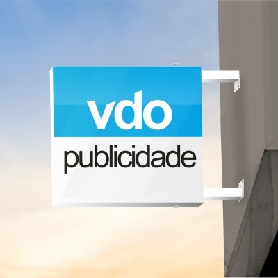 Placa luminosa azul e branca com texto vdo publicidade