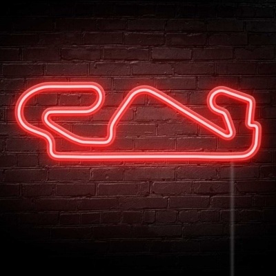 Neon vermelho em forma de pista de corrida na parede de tijolos