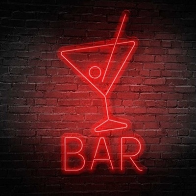 Neon vermelho de copo de cocktail e texto BAR numa parede de tijolos