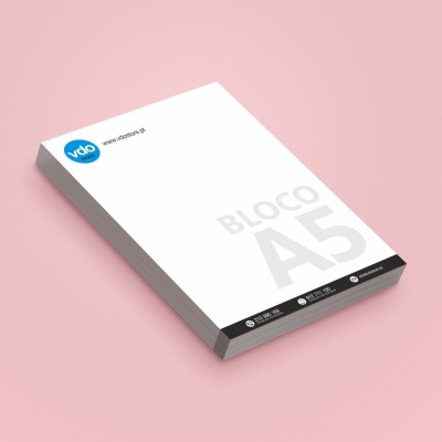 Bloco de notas A5 branco com logotipo azul sobre fundo rosa
