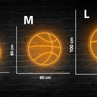 Ilustrações de basquetebol em néon amarelo com tamanhos S, M, L em parede preta